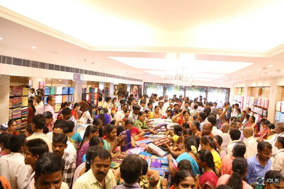 Raashi-Khanna-Launches-Kasam-Pullaiah-Cloth-Merchant-in-Warangal